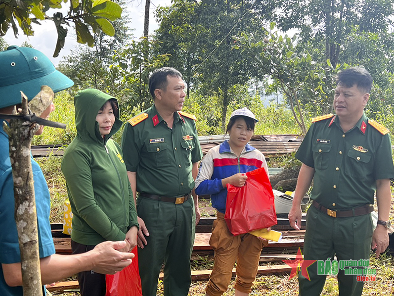 Bộ Chỉ huy quân sự tỉnh Đắk Nông thăm, tặng quà các gia đình bị ảnh hưởng do mưa lũ